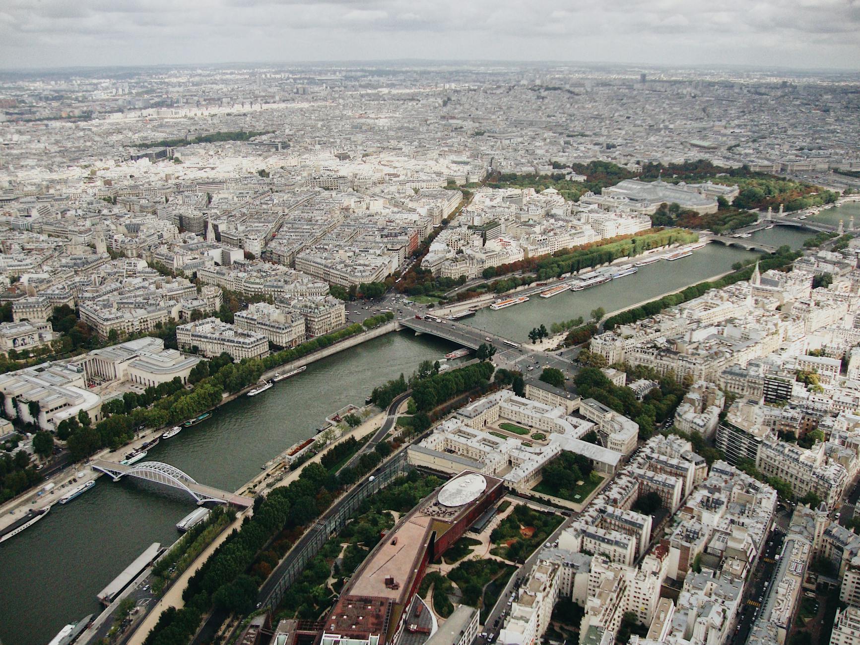 Vue aerienne ville francaise drone