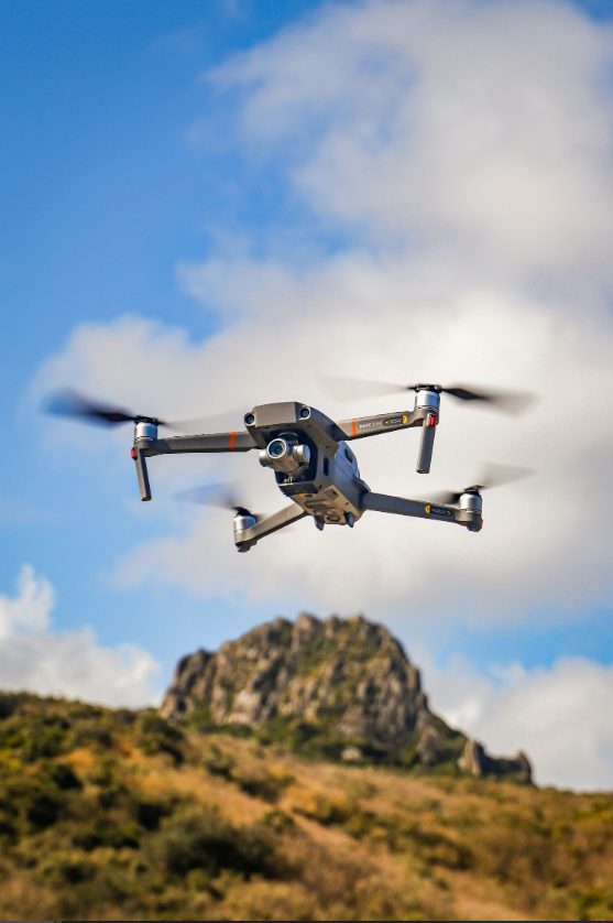 Drone en vol au-dessus d'un bien immobilier — prestation rapide et réglementaire à Nantes